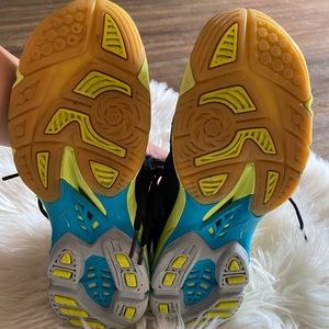 Size 8.5 Mizuno Volleyball Shoe